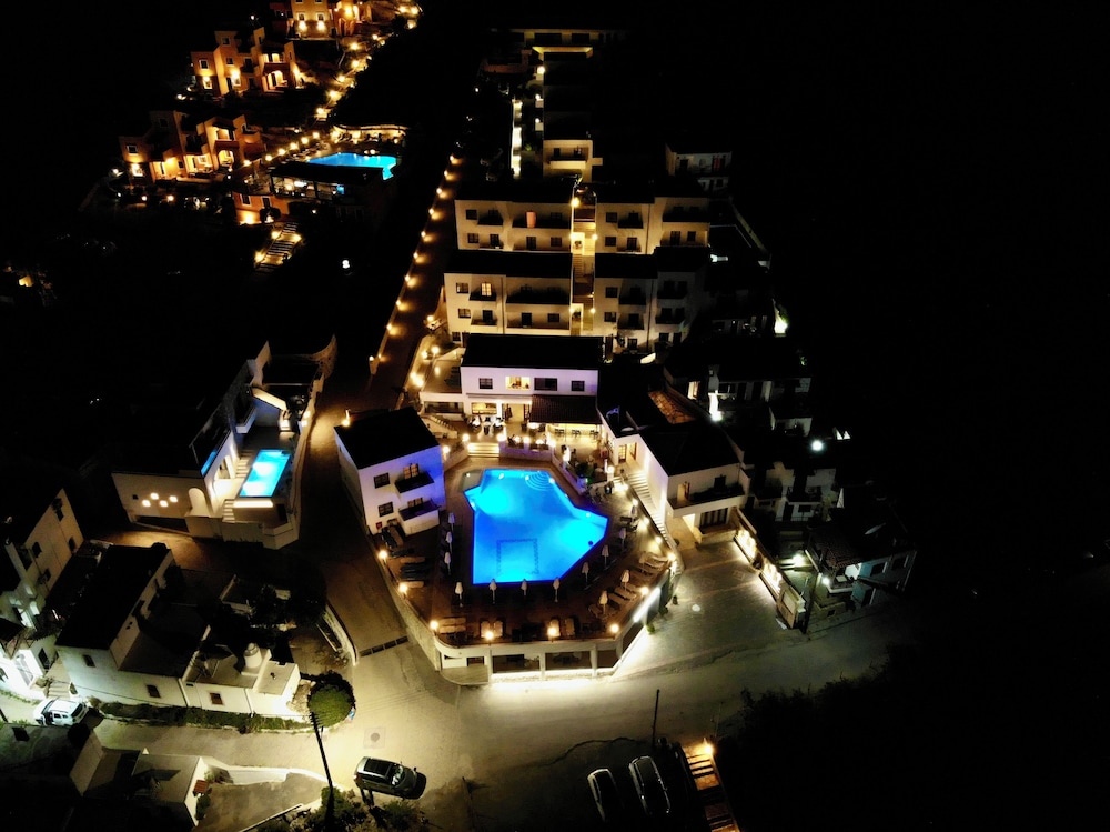 Amazones Village Suites — Swimming pool in Hersonissos