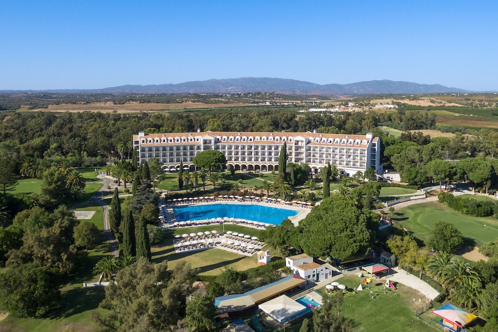 Penina Hotel & Golf Resort — Swimming pool in Mexilhoeira Grande, Faro