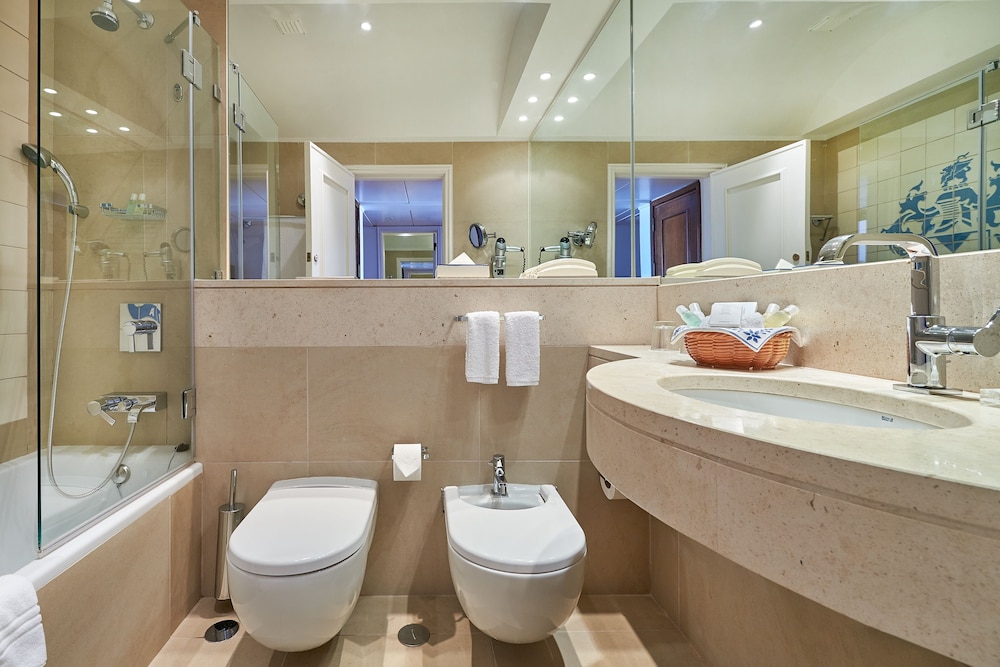 Penina Hotel & Golf Resort — Hotel rooms in Mexilhoeira Grande, Faro