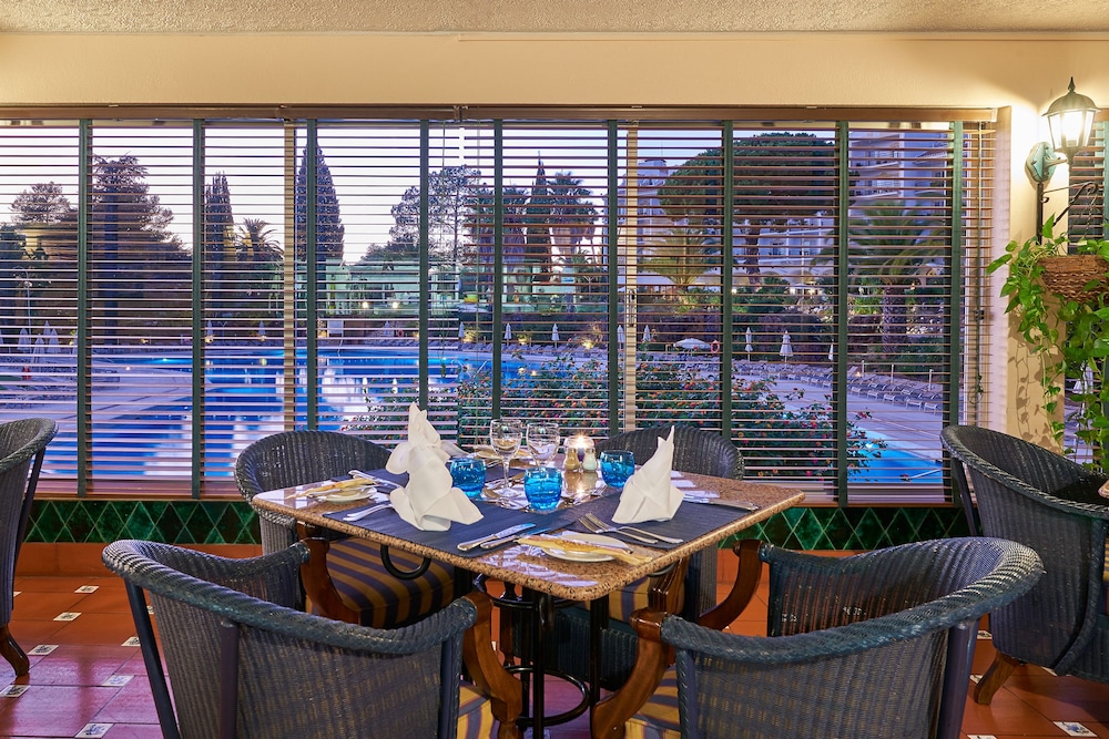 Penina Hotel & Golf Resort — Restaurant & bars in Mexilhoeira Grande, Faro