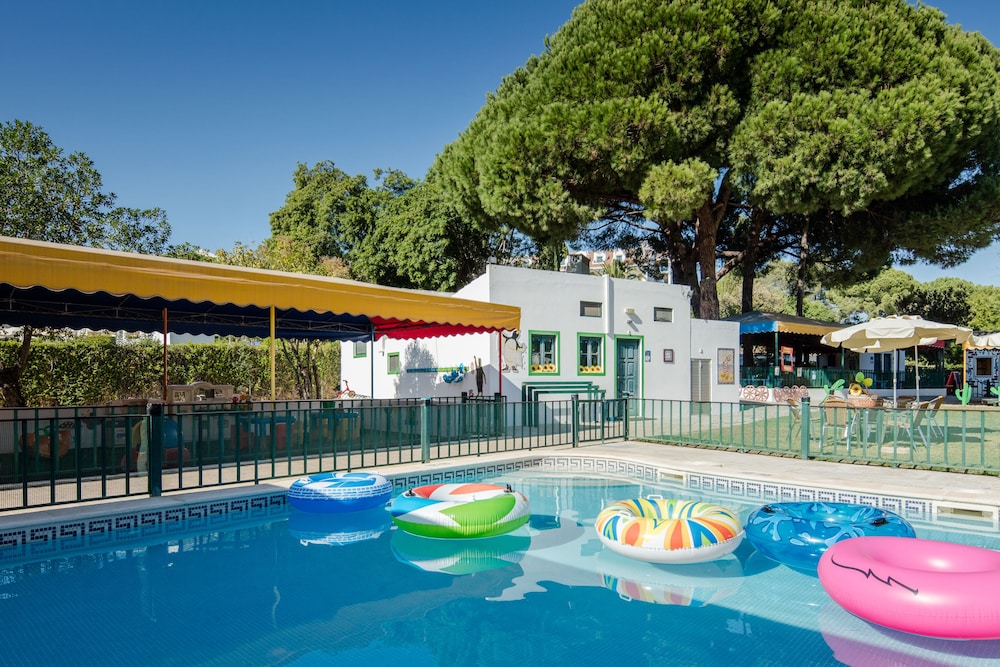 Penina Hotel & Golf Resort — Swimming pool in Mexilhoeira Grande, Faro