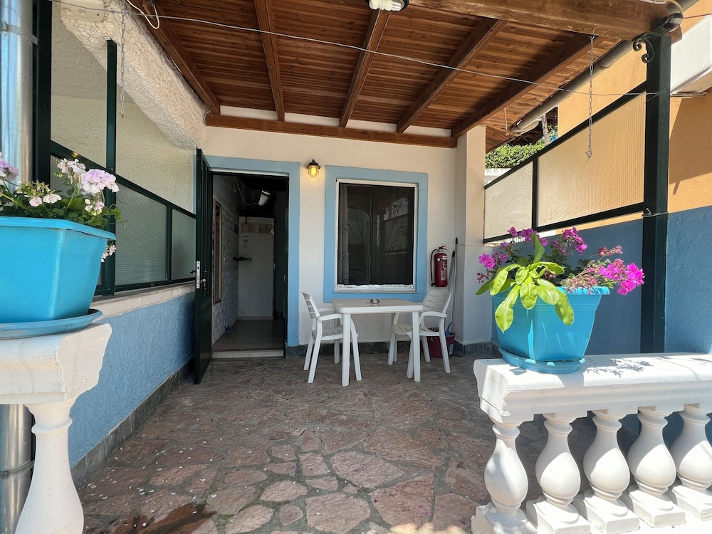 Andromaches Holiday Apartments — Hotel building in Benitses, Ionian Islands