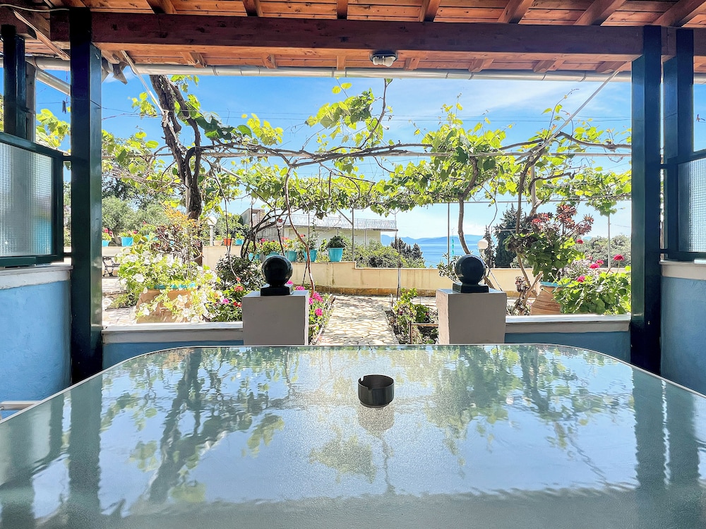 Andromaches Holiday Apartments — Hotel building in Benitses, Ionian Islands