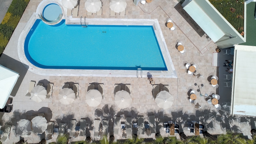 Angela Suites Boutique Hotel — Swimming pool in Sissi