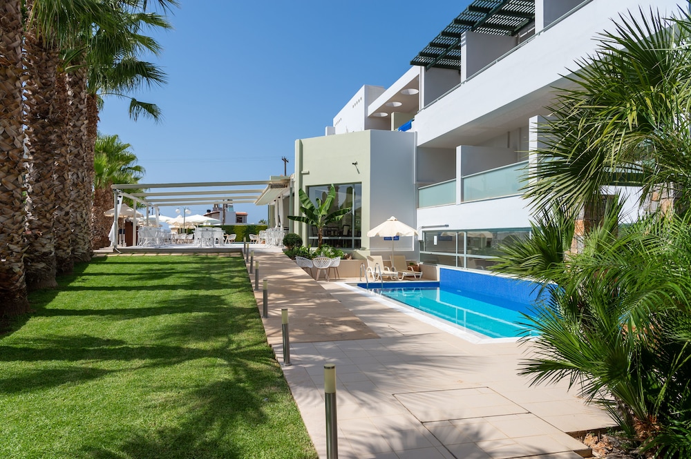 Angela Suites Boutique Hotel — Swimming pool in Sissi