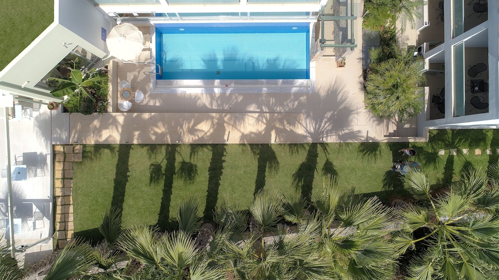 Angela Suites Boutique Hotel — Swimming pool in Sissi