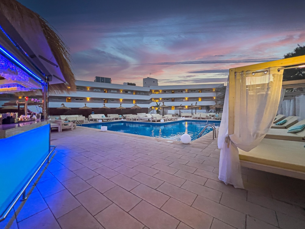 INN Mallorca Aparthotel — Swimming pool in Magaluf, Balearic Islands