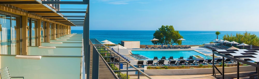 I Resort Beach Hotel & Spa — Swimming pool in Stalida