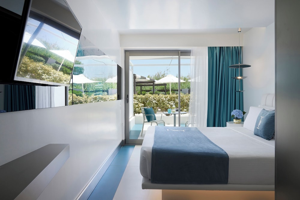 I Resort Beach Hotel & Spa — Hotel rooms in Stalida