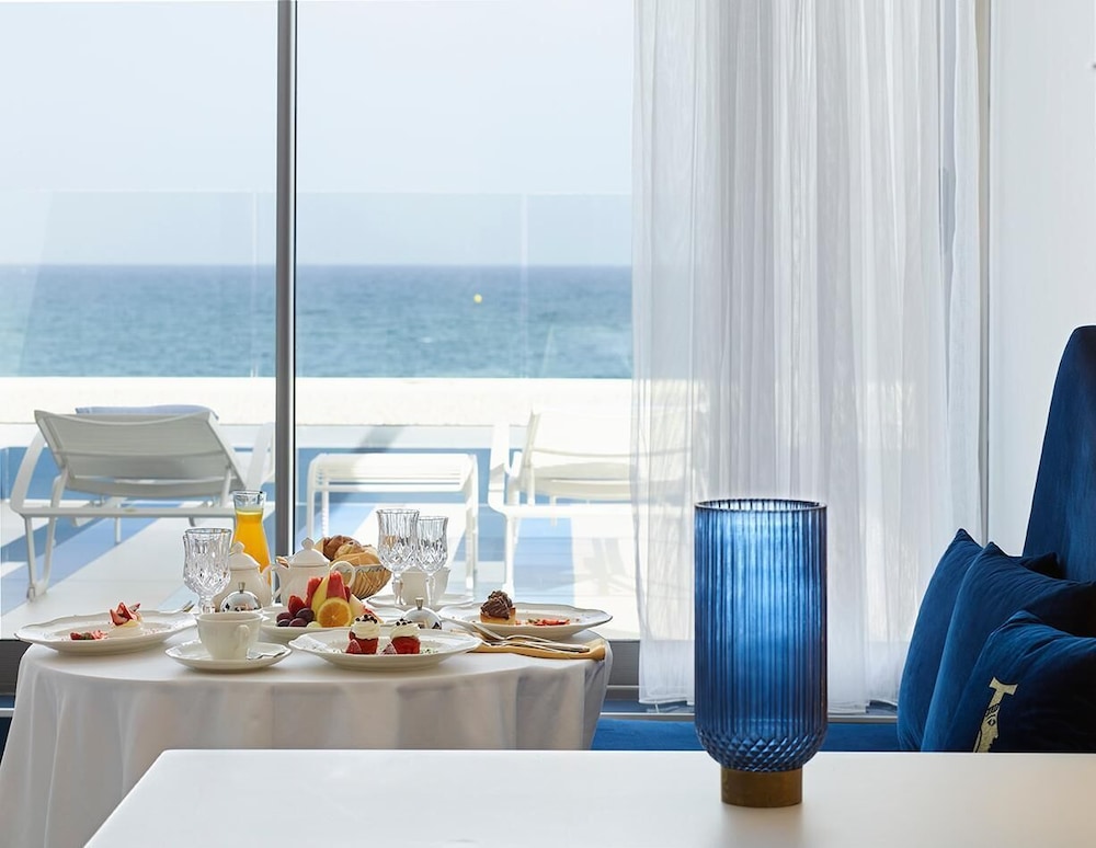 I Resort Beach Hotel & Spa — Restaurant & bars in Stalida