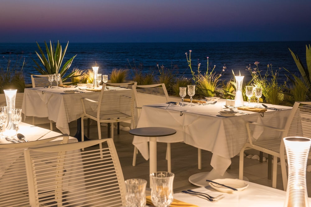 I Resort Beach Hotel & Spa — Restaurant & bars in Stalida
