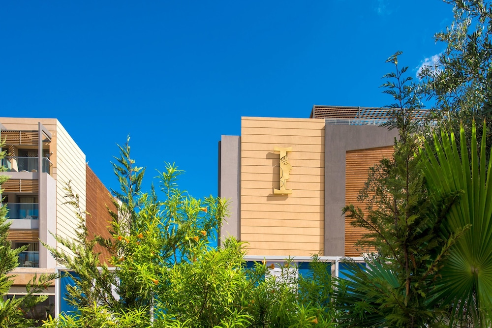 I Resort Beach Hotel & Spa — Hotel building in Stalida