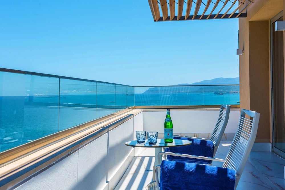 I Resort Beach Hotel & Spa — Hotel rooms in Stalida