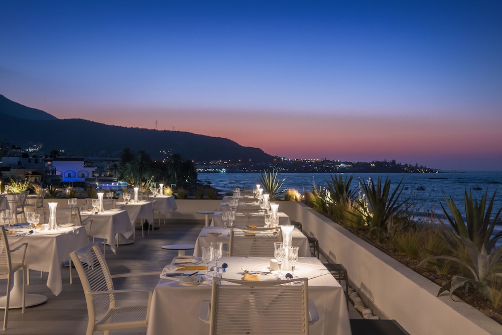 I Resort Beach Hotel & Spa — Restaurant & bars in Stalida
