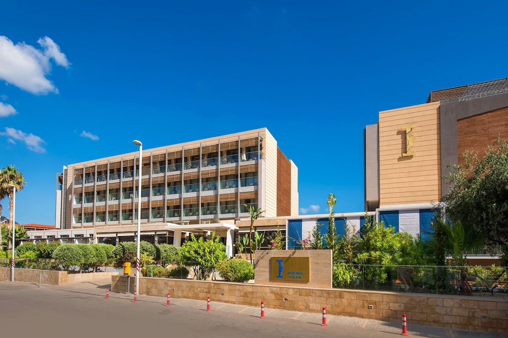 I Resort Beach Hotel & Spa — Hotel building in Stalida