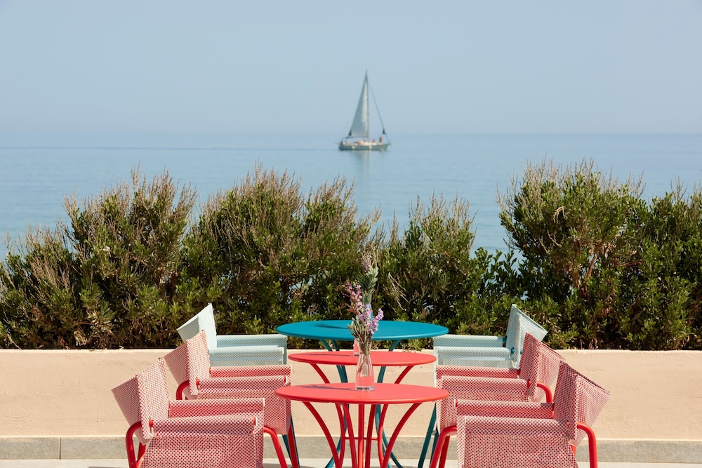 I Resort Beach Hotel & Spa — Restaurant & bars in Stalida