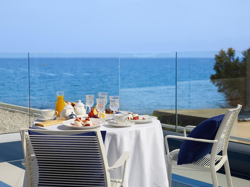 I Resort Beach Hotel & Spa — Restaurant & bars in Stalida