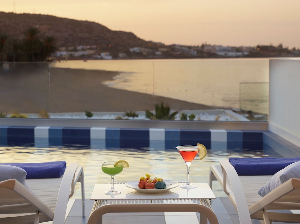 I Resort Beach Hotel & Spa — Swimming pool in Stalida