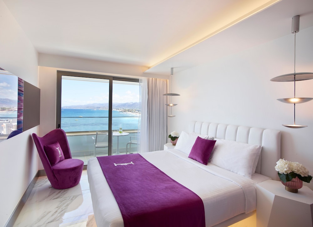 I Resort Beach Hotel & Spa — Hotel rooms in Stalida