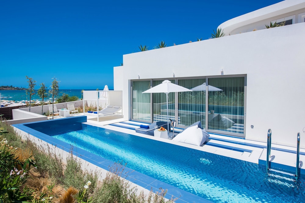 I Resort Beach Hotel & Spa — Swimming pool in Stalida