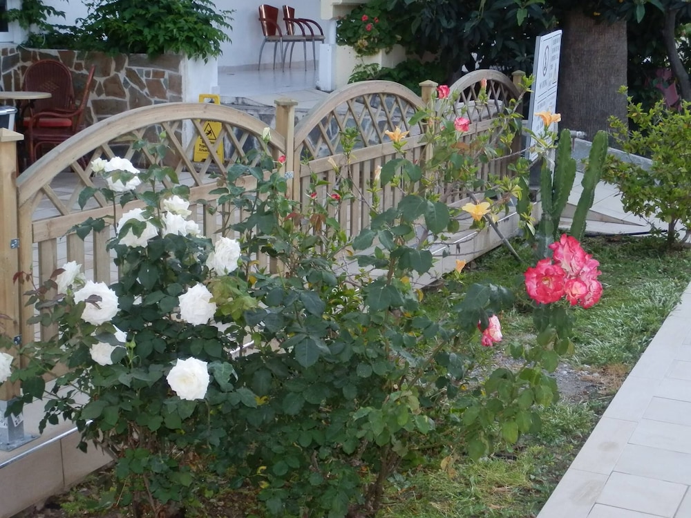 Paleos Apartments — Hotel building in Ialyssos, South Aegean