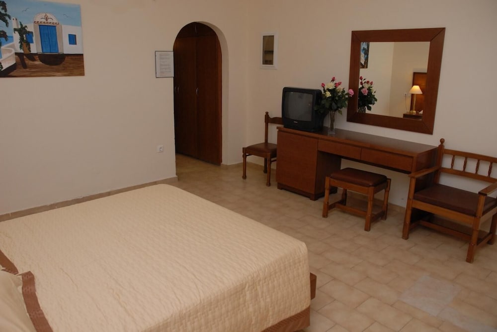 Paleos Apartments — Hotel rooms in Ialyssos, South Aegean