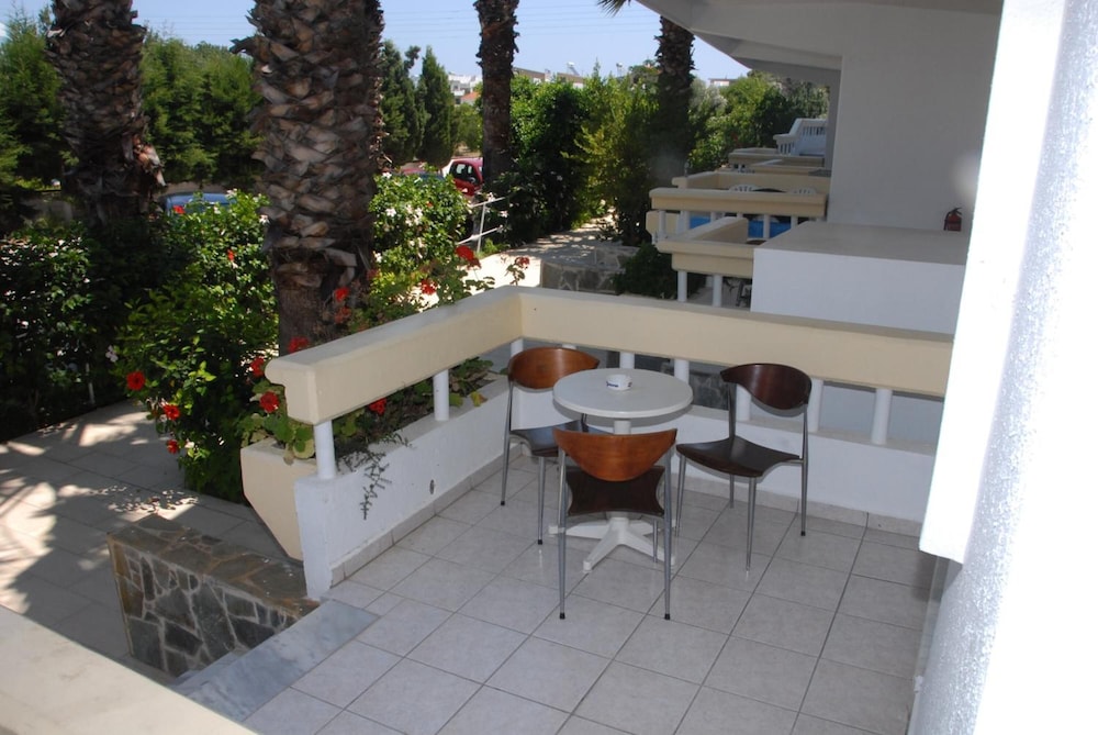 Paleos Apartments — Hotel building in Ialyssos, South Aegean
