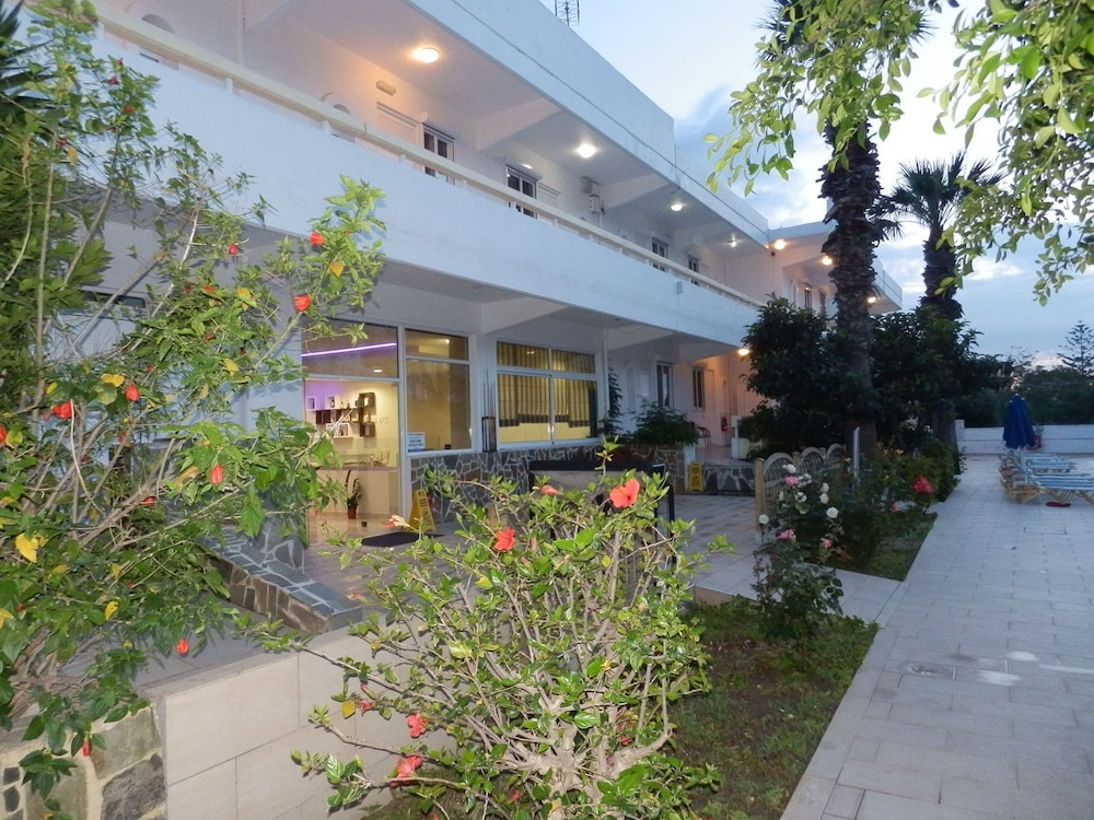 Paleos Apartments — Hotel building in Ialyssos, South Aegean