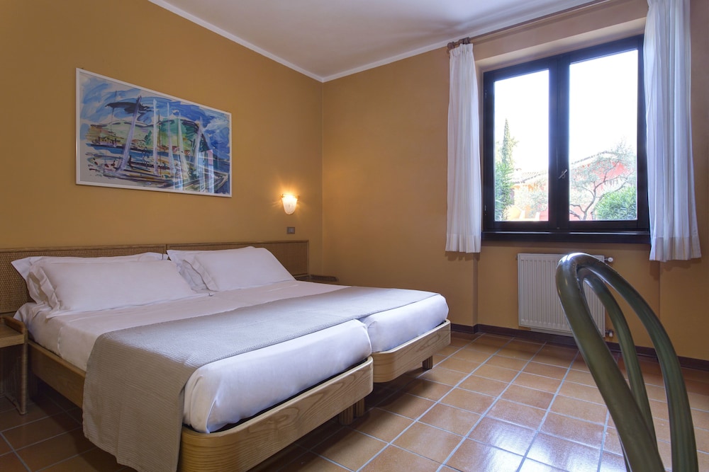 Poiano Resort Apartments — Hotel rooms in Garda, Veneto