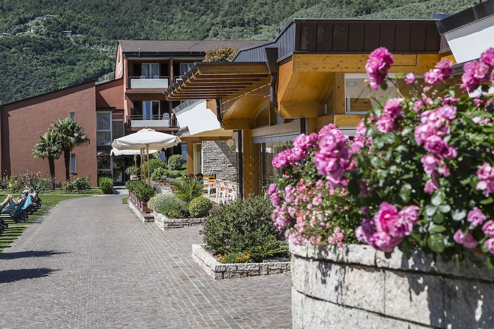 Hotel Du Lac — Hotel building in Limone sul Garda, Lombardy