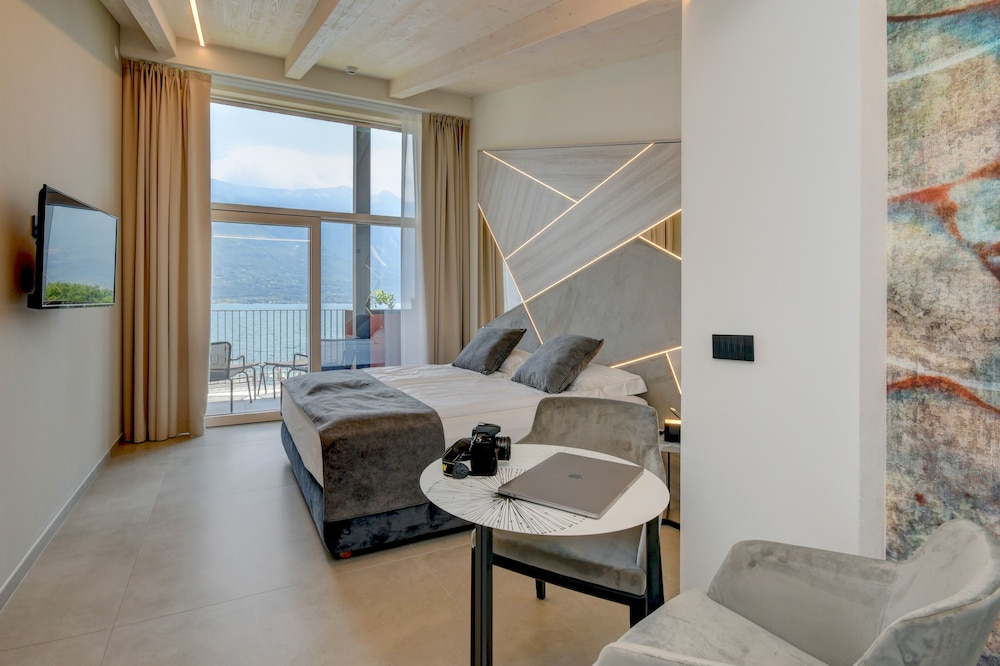 Hotel Du Lac — Hotel rooms in Limone sul Garda, Lombardy