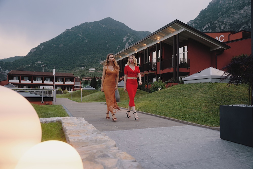 Hotel Du Lac — Hotel building in Limone sul Garda, Lombardy