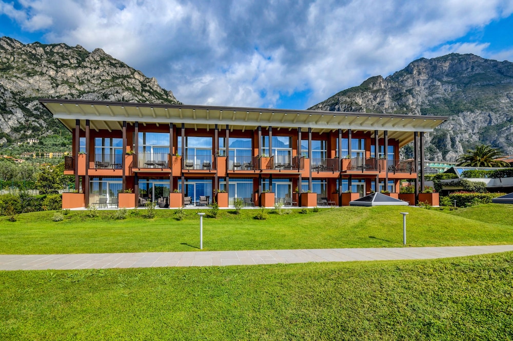Hotel Du Lac — Hotel building in Limone sul Garda, Lombardy