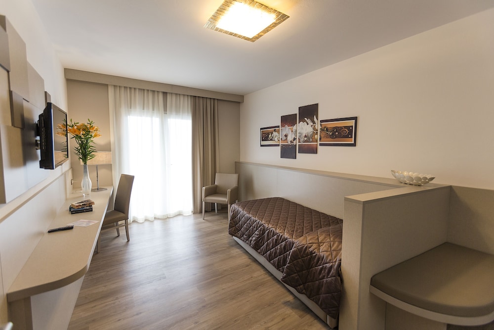 Hotel Du Lac — Hotel rooms in Limone sul Garda, Lombardy