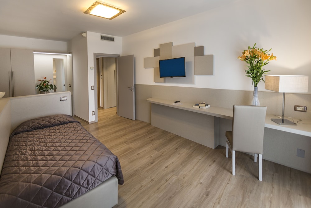 Hotel Du Lac — Hotel rooms in Limone sul Garda, Lombardy