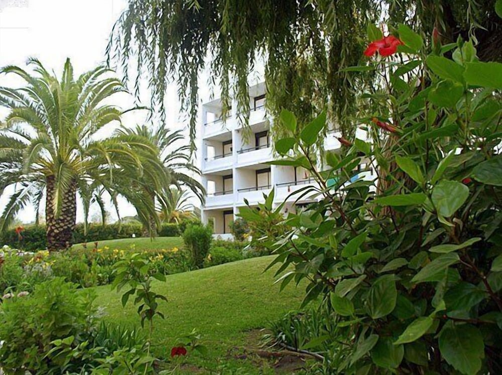 Parque Mourabel- Pe Do Lago- Oasis Village — Hotel building in Vilamoura, Faro