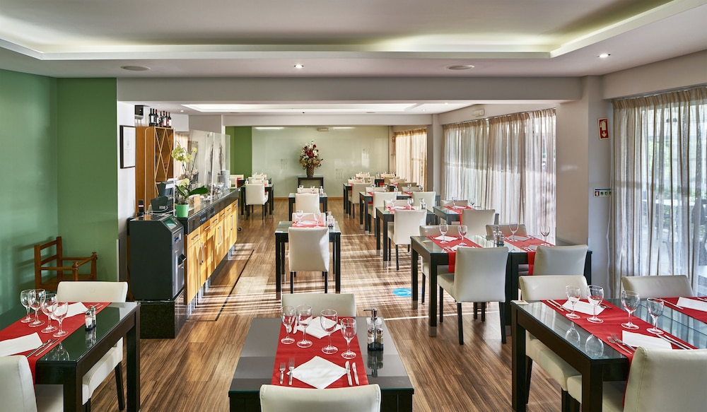 Parque Mourabel- Pe Do Lago- Oasis Village — Restaurant & bars in Vilamoura, Faro
