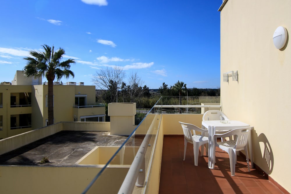 Parque Mourabel- Pe Do Lago- Oasis Village — Hotel building in Vilamoura, Faro