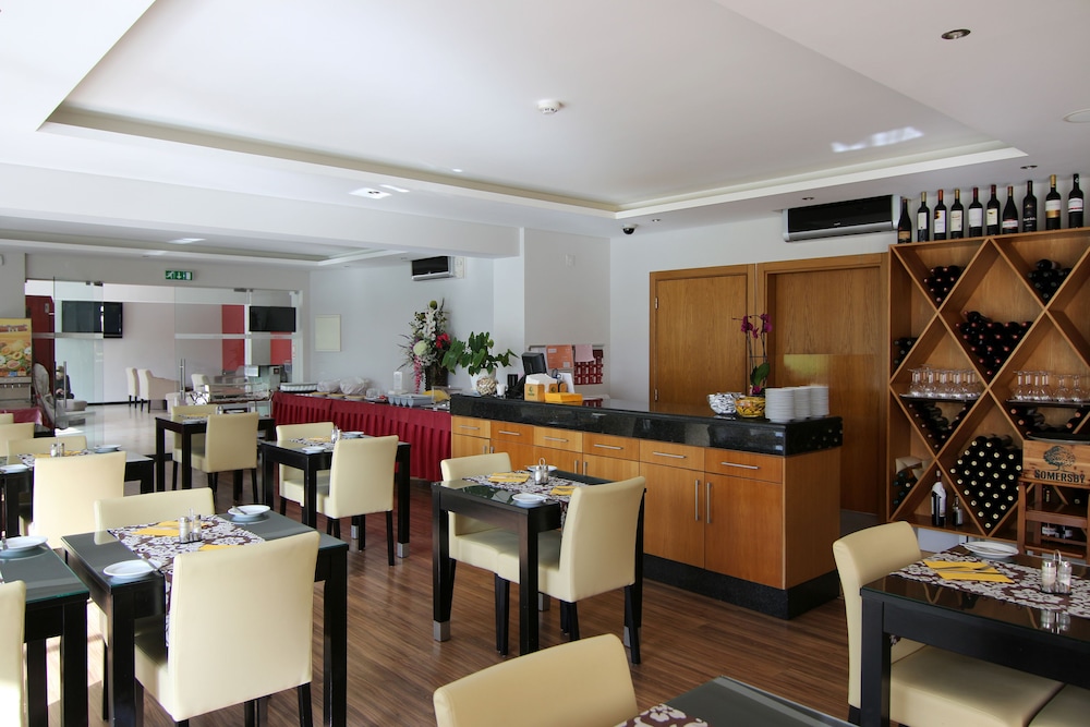 Parque Mourabel- Pe Do Lago- Oasis Village — Restaurant & bars in Vilamoura, Faro