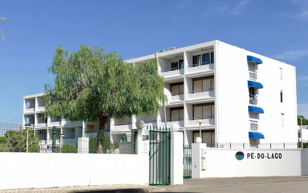 Parque Mourabel- Pe Do Lago- Oasis Village — Hotel building in Vilamoura, Faro