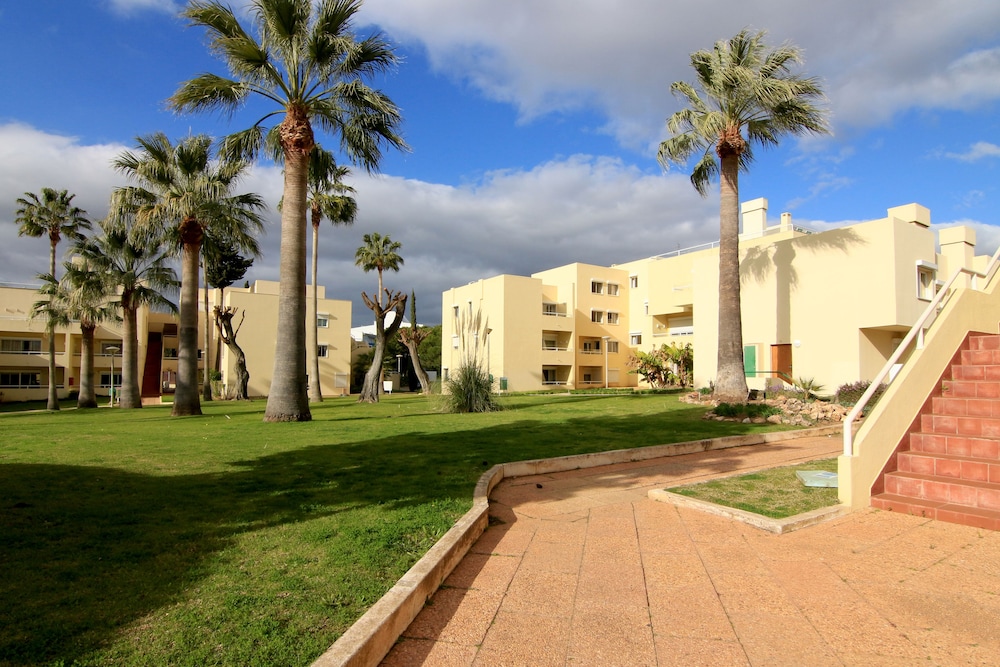 Parque Mourabel- Pe Do Lago- Oasis Village — Hotel building in Vilamoura, Faro