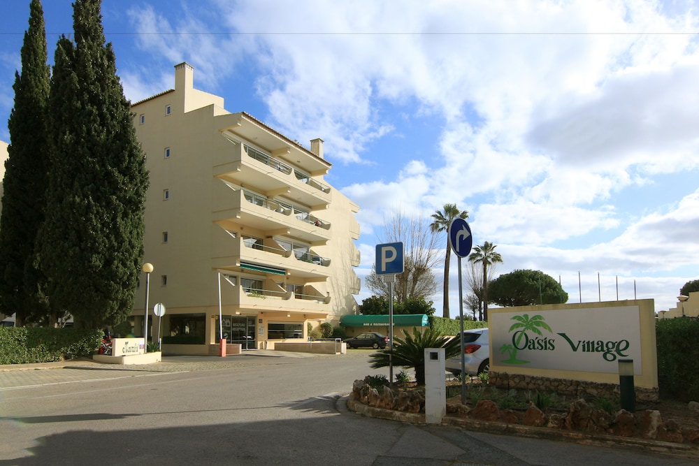 Parque Mourabel- Pe Do Lago- Oasis Village — Hotel building in Vilamoura, Faro