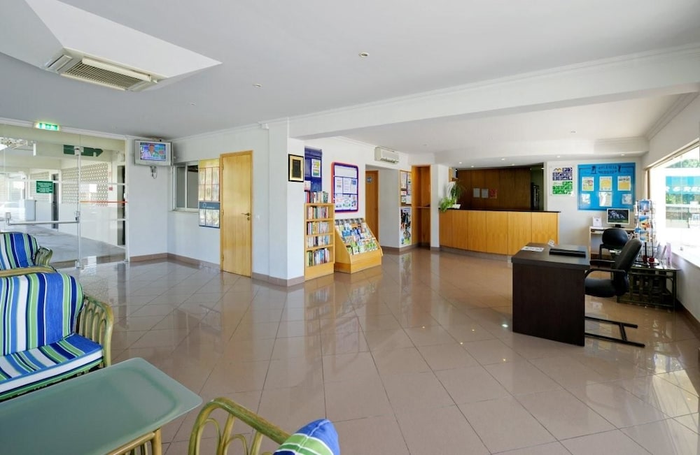 Parque Mourabel- Pe Do Lago- Oasis Village — Hotel building in Vilamoura, Faro