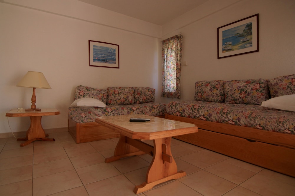 Parque Mourabel- Pe Do Lago- Oasis Village — Hotel rooms in Vilamoura, Faro