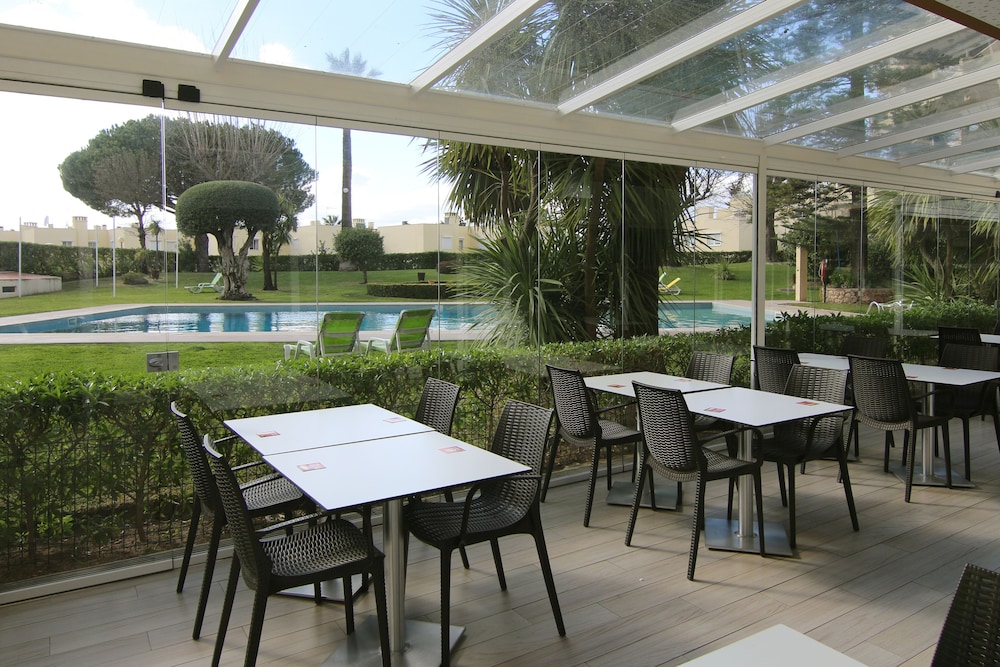 Parque Mourabel- Pe Do Lago- Oasis Village — Restaurant & bars in Vilamoura, Faro
