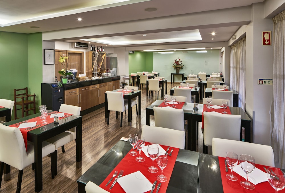 Parque Mourabel- Pe Do Lago- Oasis Village — Restaurant & bars in Vilamoura, Faro