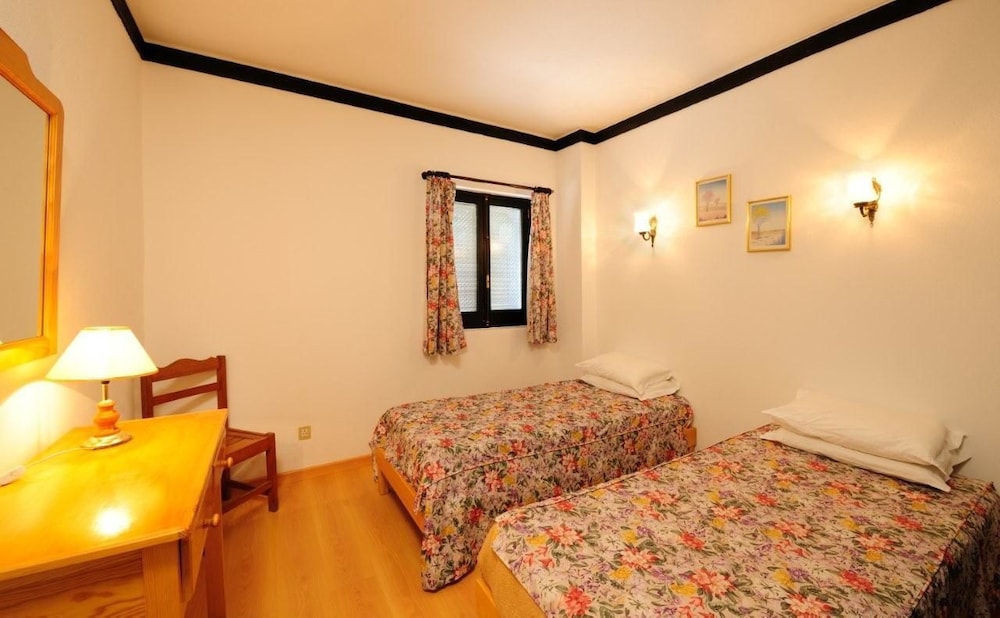 Parque Mourabel- Pe Do Lago- Oasis Village — Hotel rooms in Vilamoura, Faro