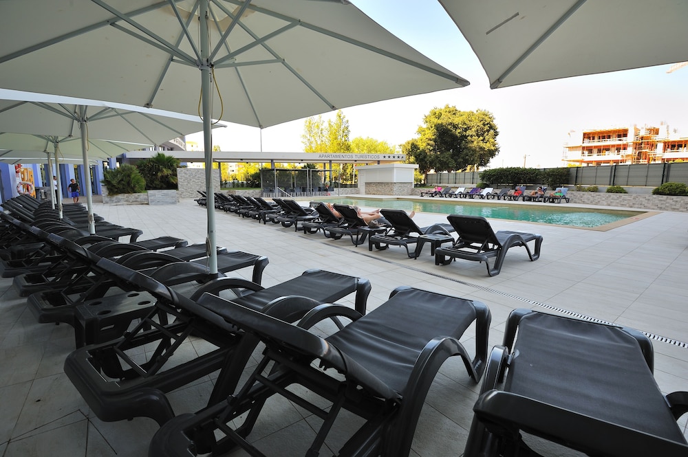 Oceano Atlantico Apartamentos Turisticos — Swimming pool in Portimão, Faro