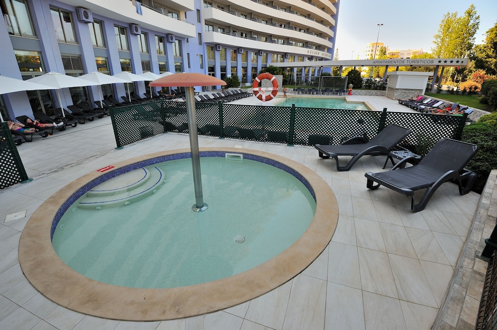 Oceano Atlantico Apartamentos Turisticos — Swimming pool in Portimão, Faro