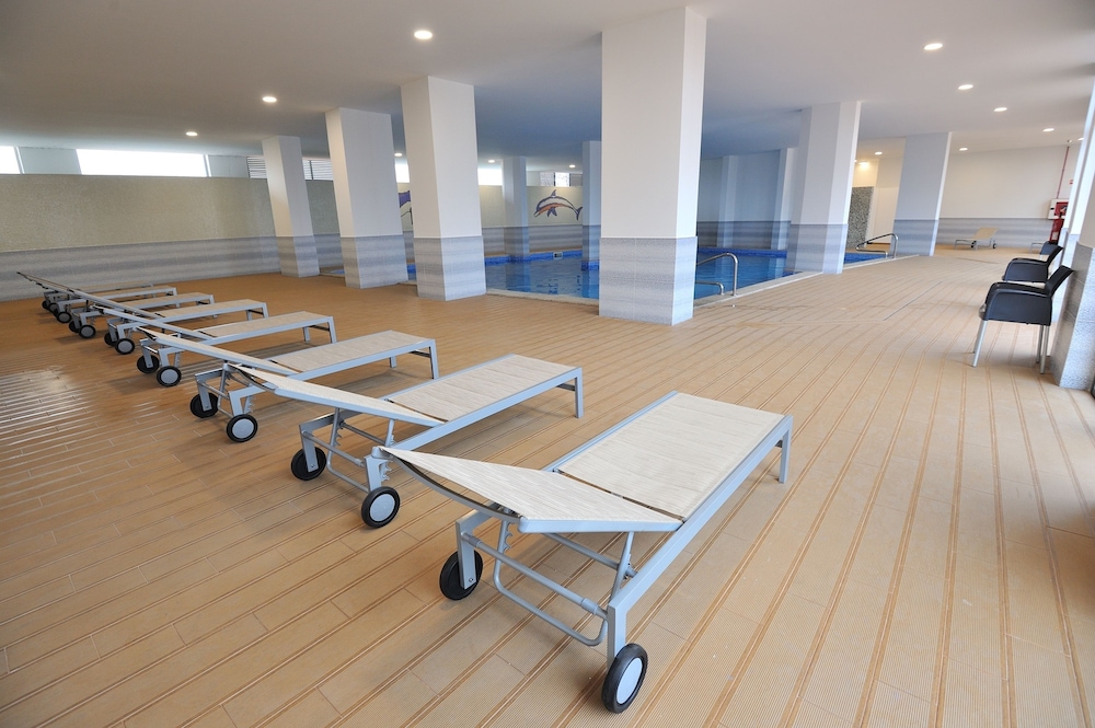 Oceano Atlantico Apartamentos Turisticos — Swimming pool in Portimão, Faro